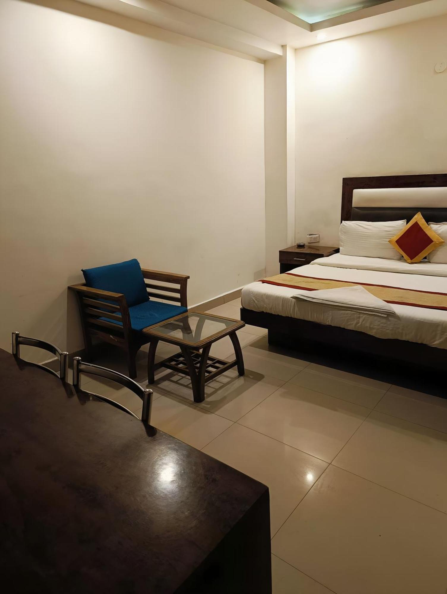 Airport Samara Inn 뉴델리 외부 사진